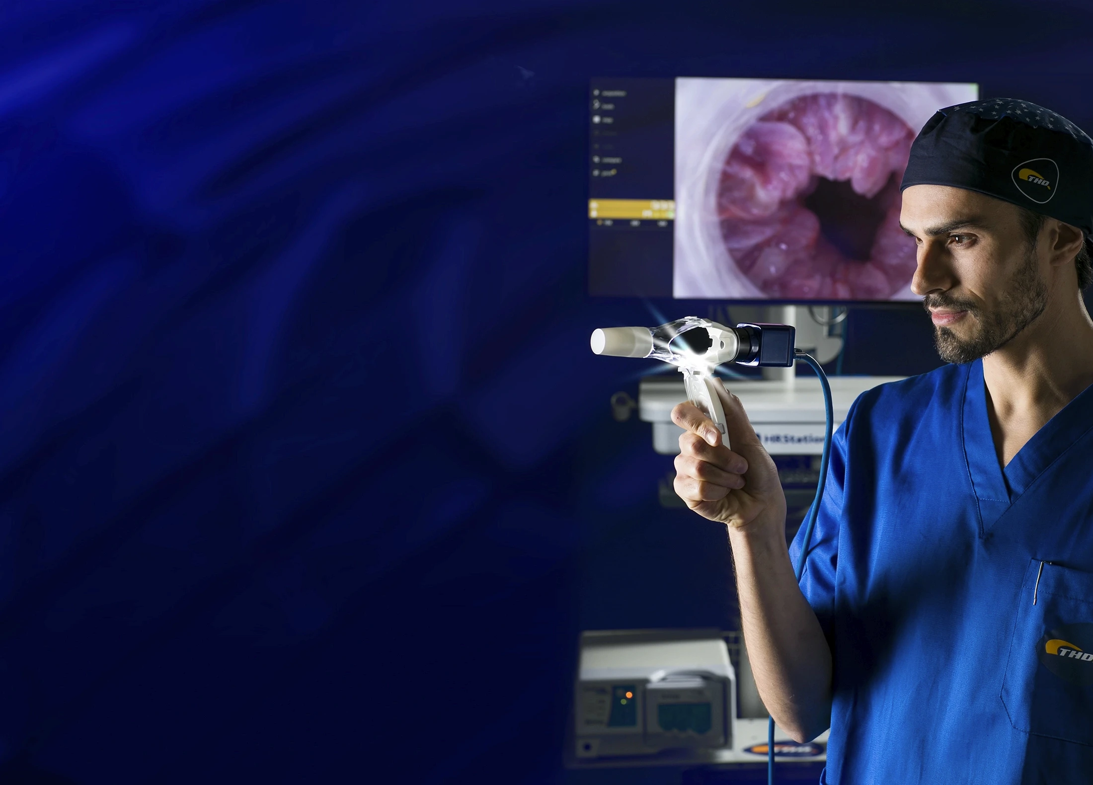 Medico che utilizza HRStation