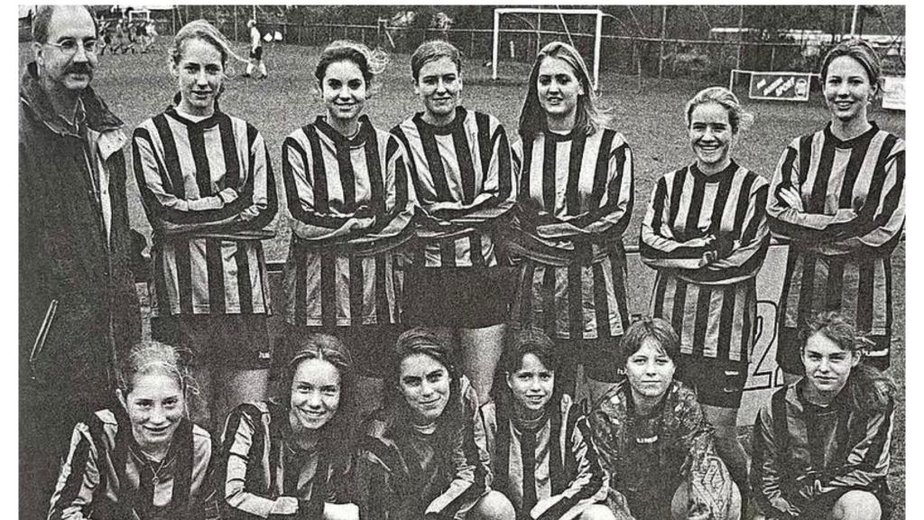 Eva de raadt - zittend derde van links - voetbalde zelf bij SV Alliance'22 in Haarlem