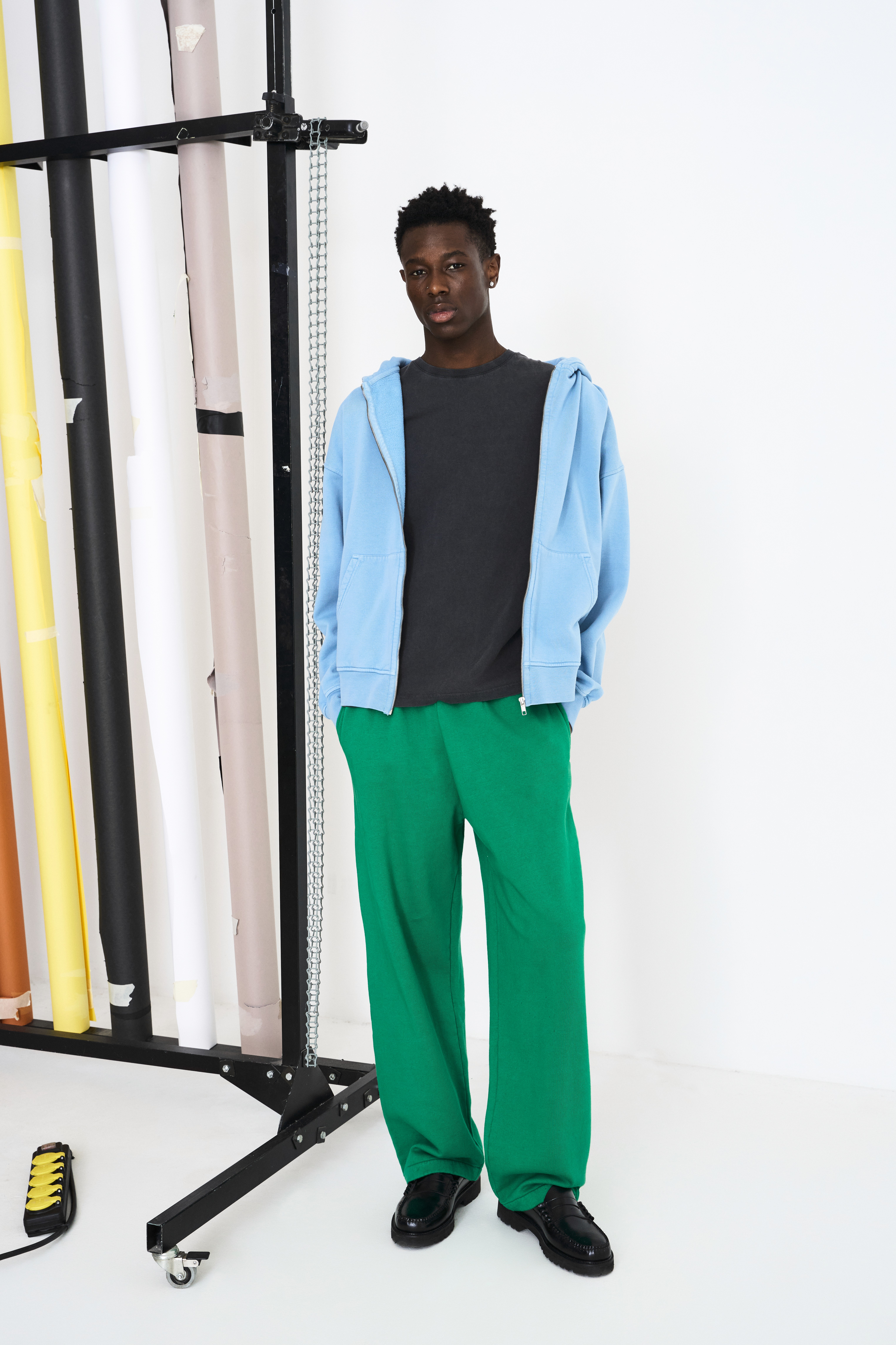 Look Colorful Standard avec sweat-shirt à capuche bleu ciel, pantalon vert et t-shirt noir