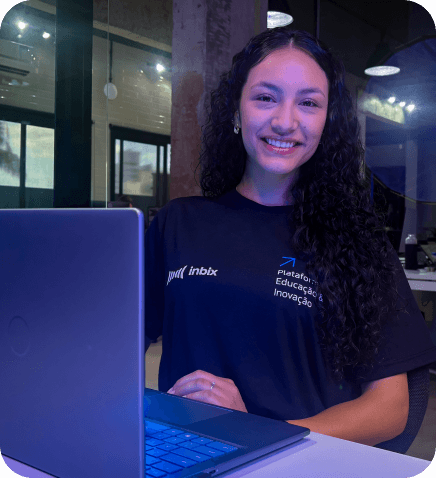 imagem de uma mulher com um notebook em um escritório