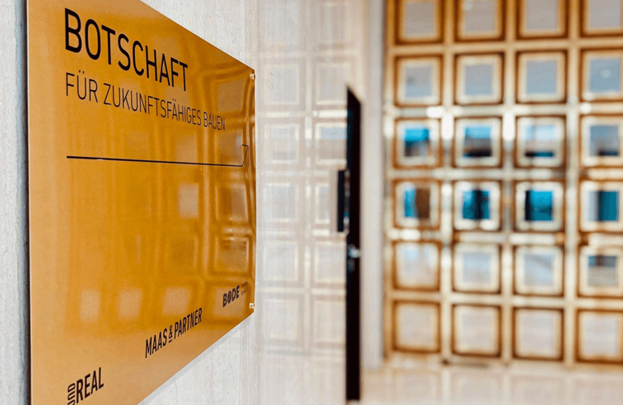 Isometrische Zeichnung eines Bauprojekts mit mehreren Gebäuden und markierten Strukturen in Rot