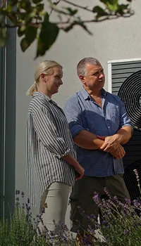 Wärmepumpe von Vaillant im Einsatz: Viathermo-Fachkraft demonstriert dem Kunden die Funktionsweise
