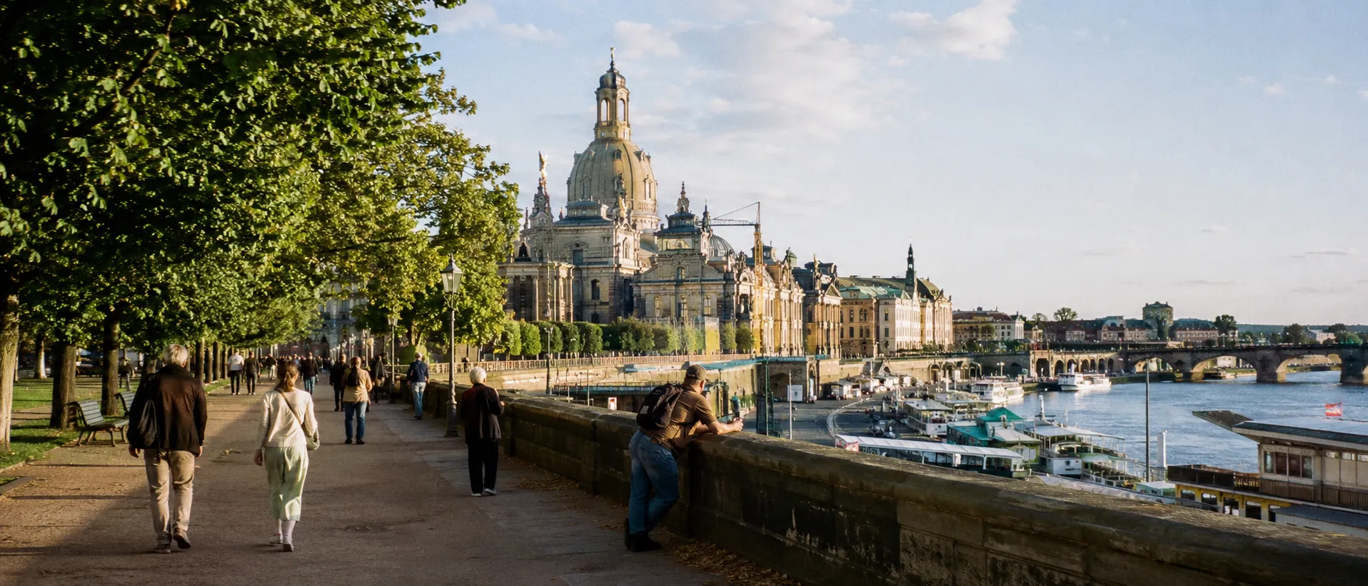 Dresdner Elbufer an der Brühlschen Terrasse mit Frauenkirche und barocker Architektur