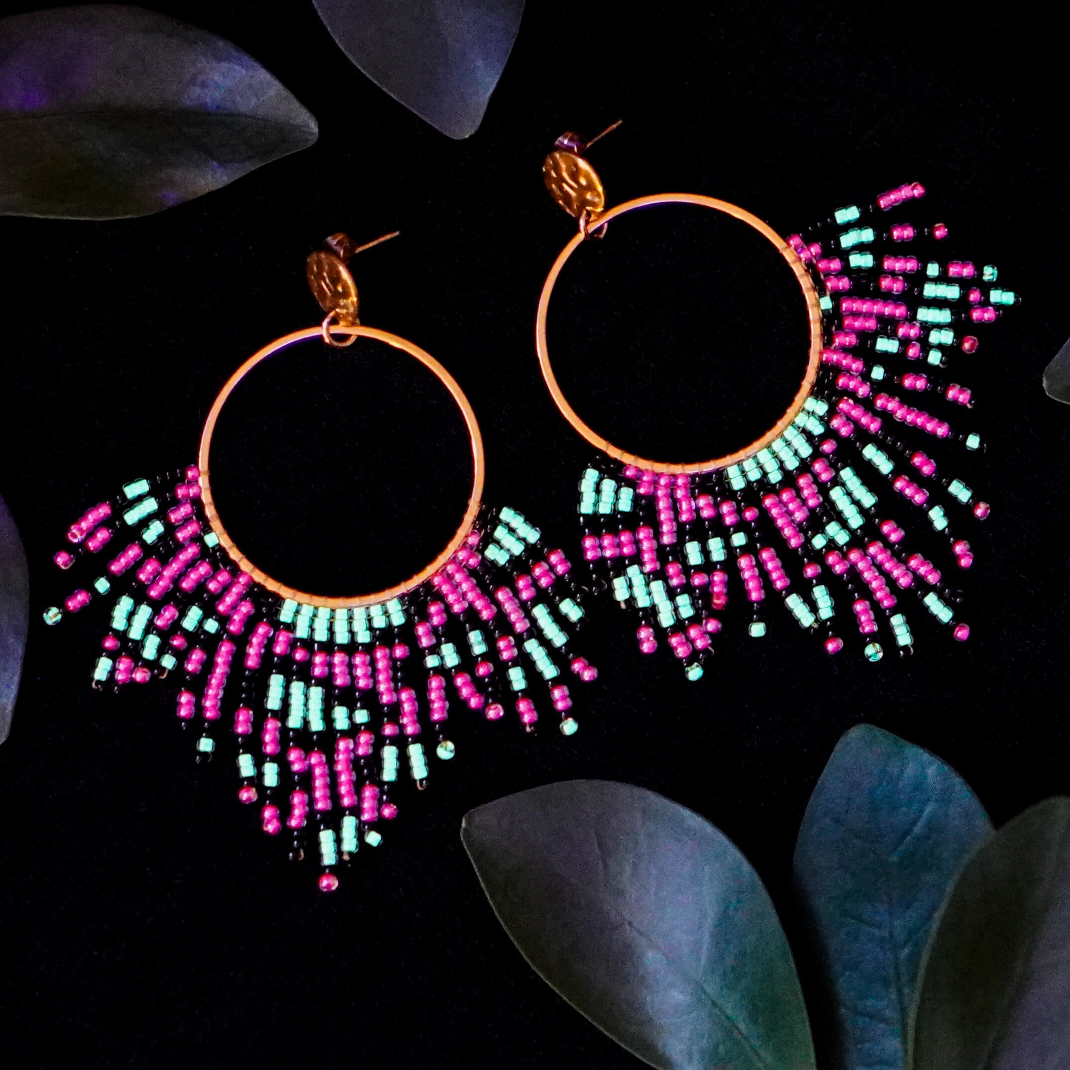 kolczyki neonowe fluorescencyjne świecące pod UV panterka różowa zielona