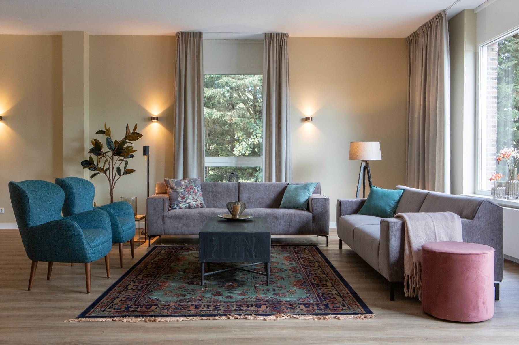 zithoek met blauwe fauteuils en roze details