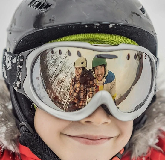 Enfant avec casque de ski disponible en location sur jam