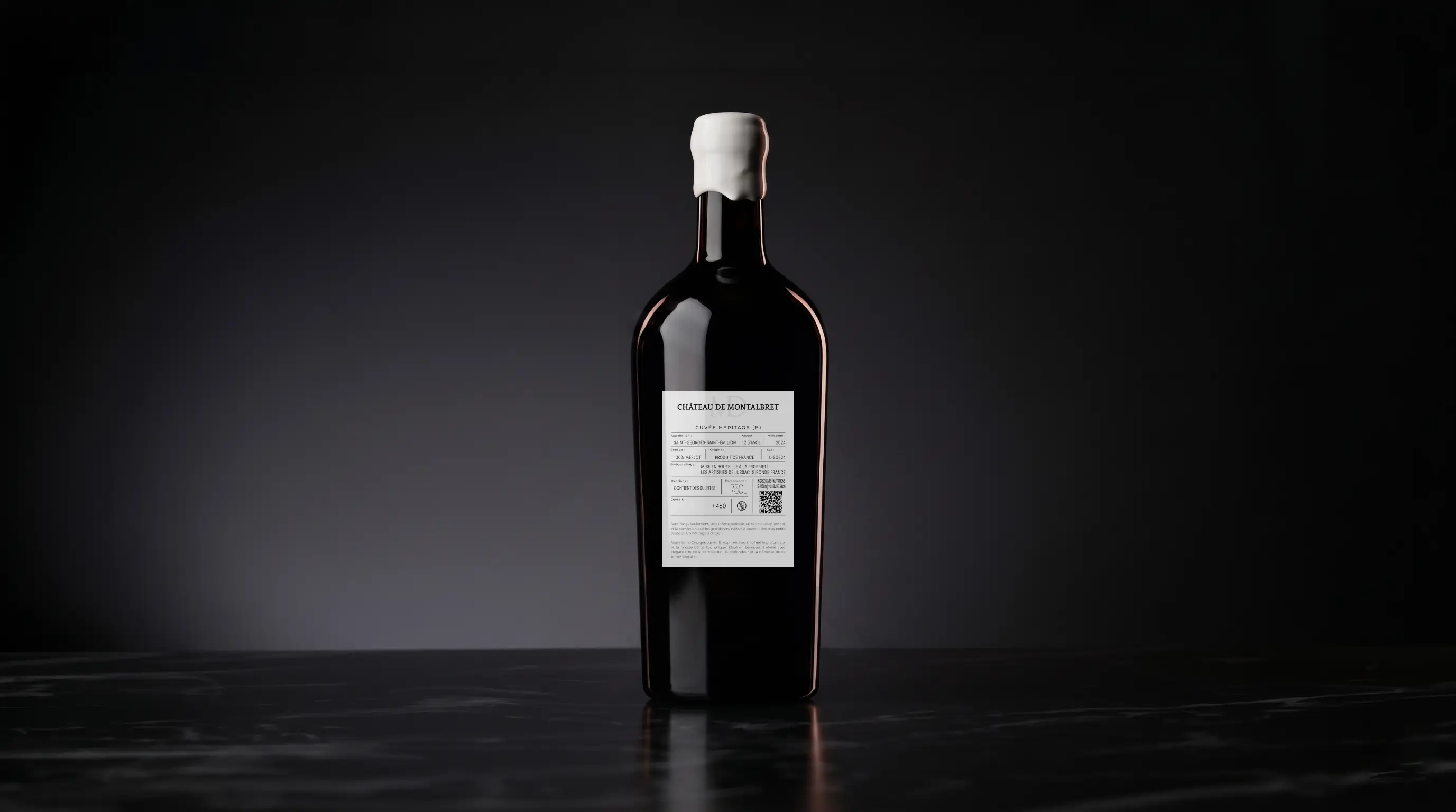 Bouteille de vin au design sobre et luxueux.