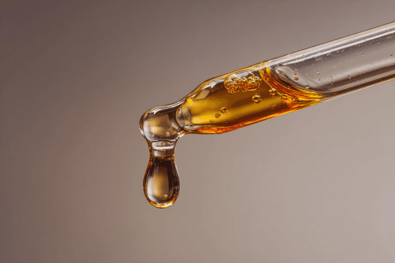 Makroaufnahme einer Pipette mit Vitamin D3 K2 Öl Tropfen