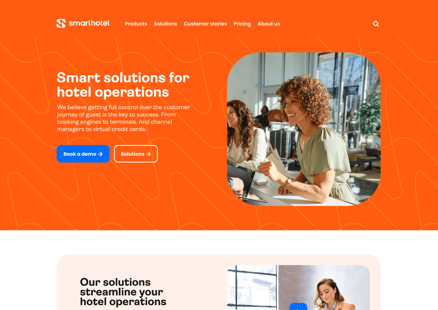 Homepage van een website met opvallende oranje branding en call-to-action.