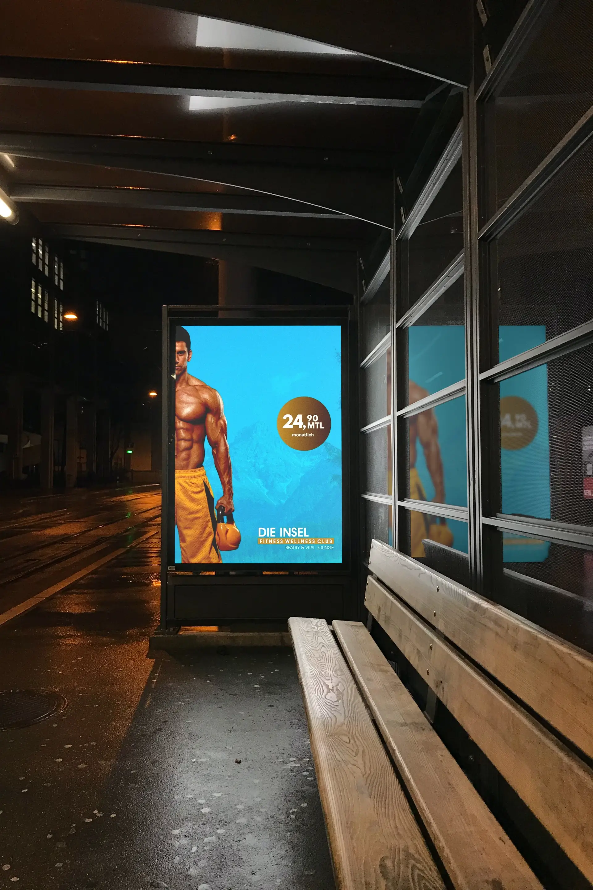 Poster an einer Bushaltestelle