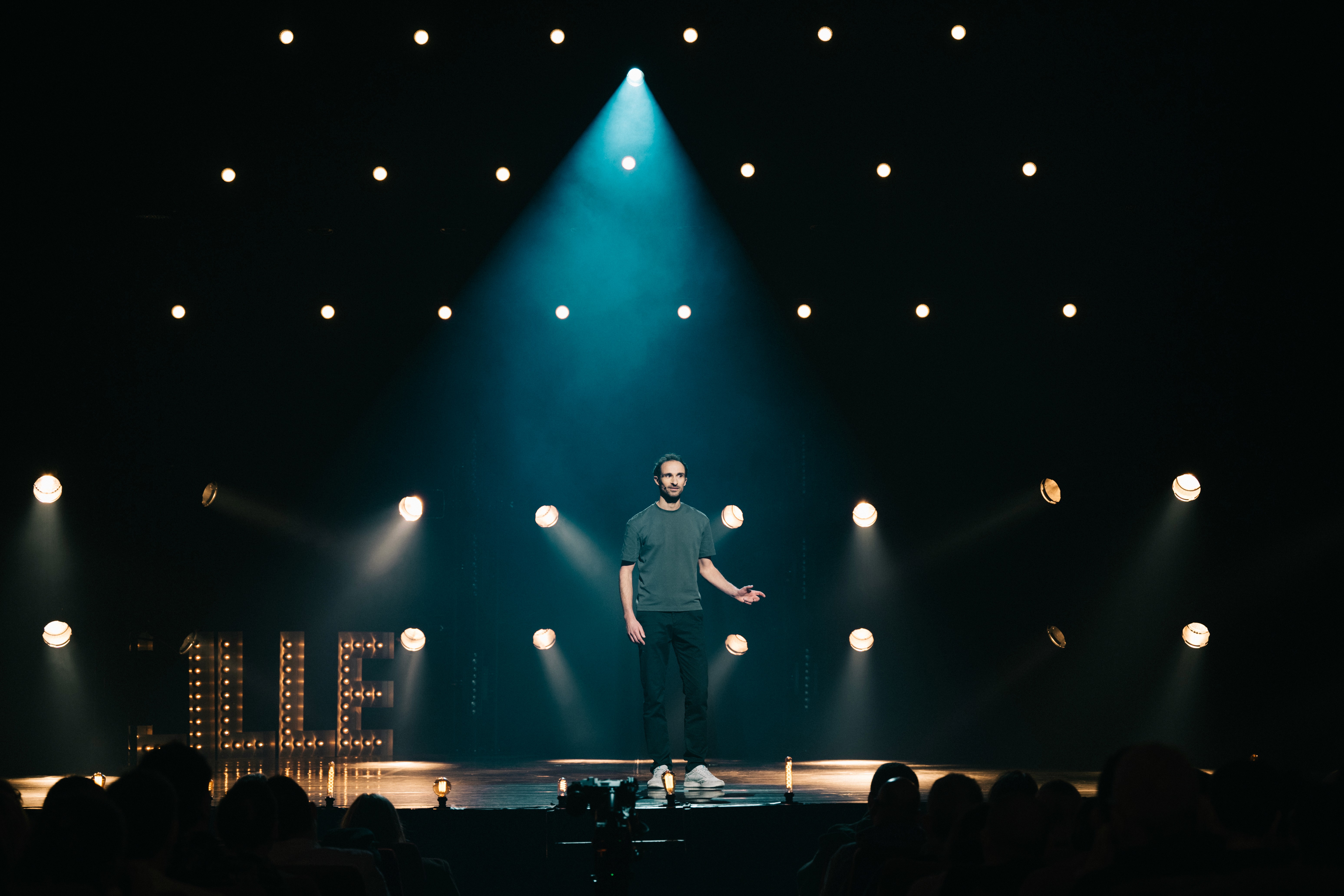 comédien sur scene avec projecteur