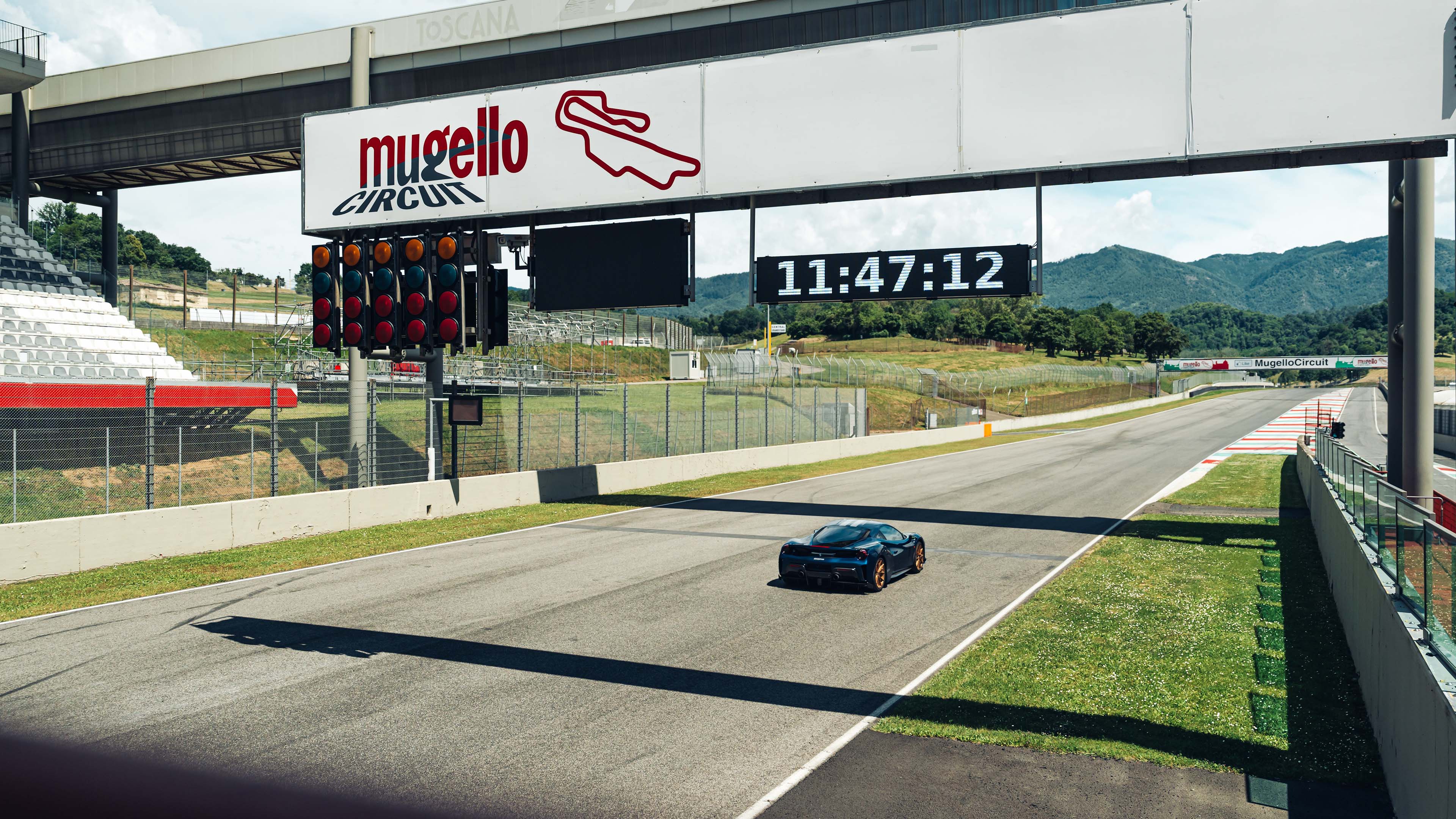 Foto di Ferrari 488 Pista blu nel circuito del Mugello