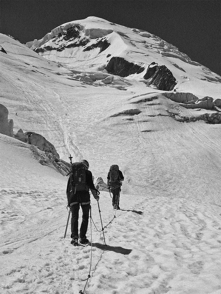 Summit magashegyi sportolók havas hegyen másznak