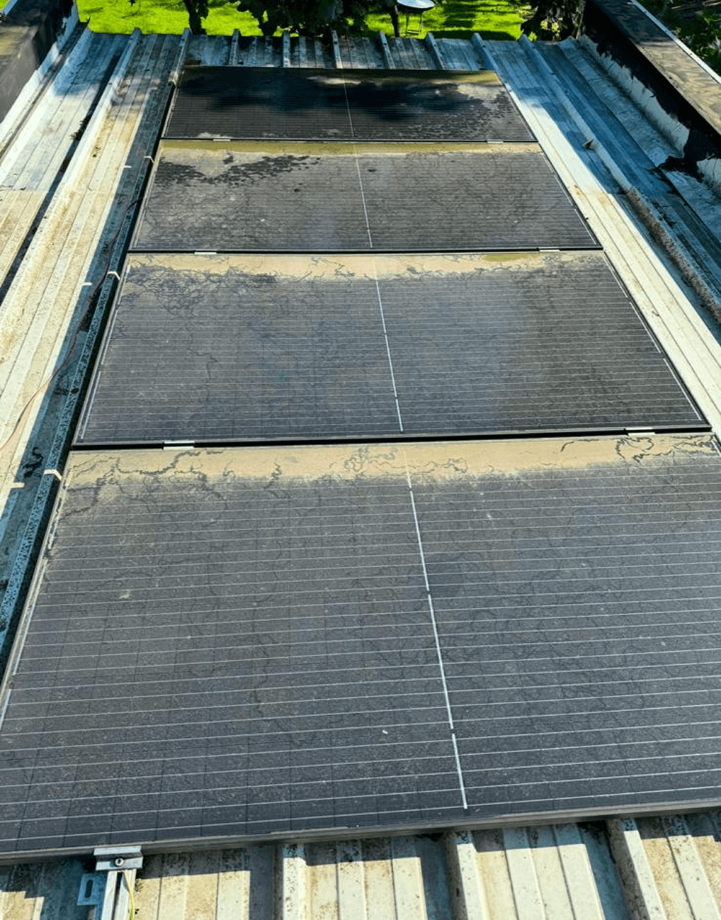 Gereinigde zonnepanelen met egaal en schoon resultaat