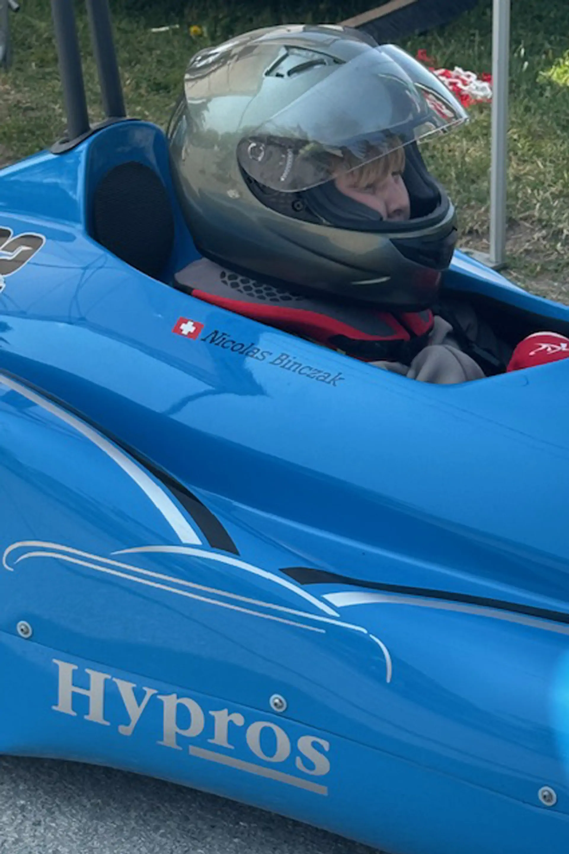 Nicolas Binczak dans le cockpit de sa caisse à savon bleue Hypros