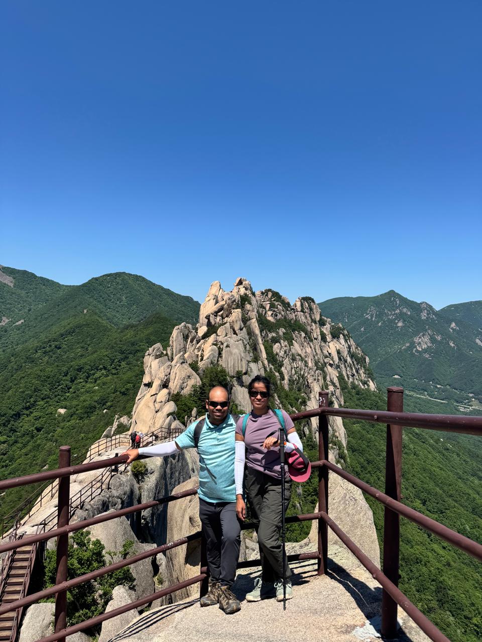 I and my husband captured a moment at the Ulsanbawi summit.