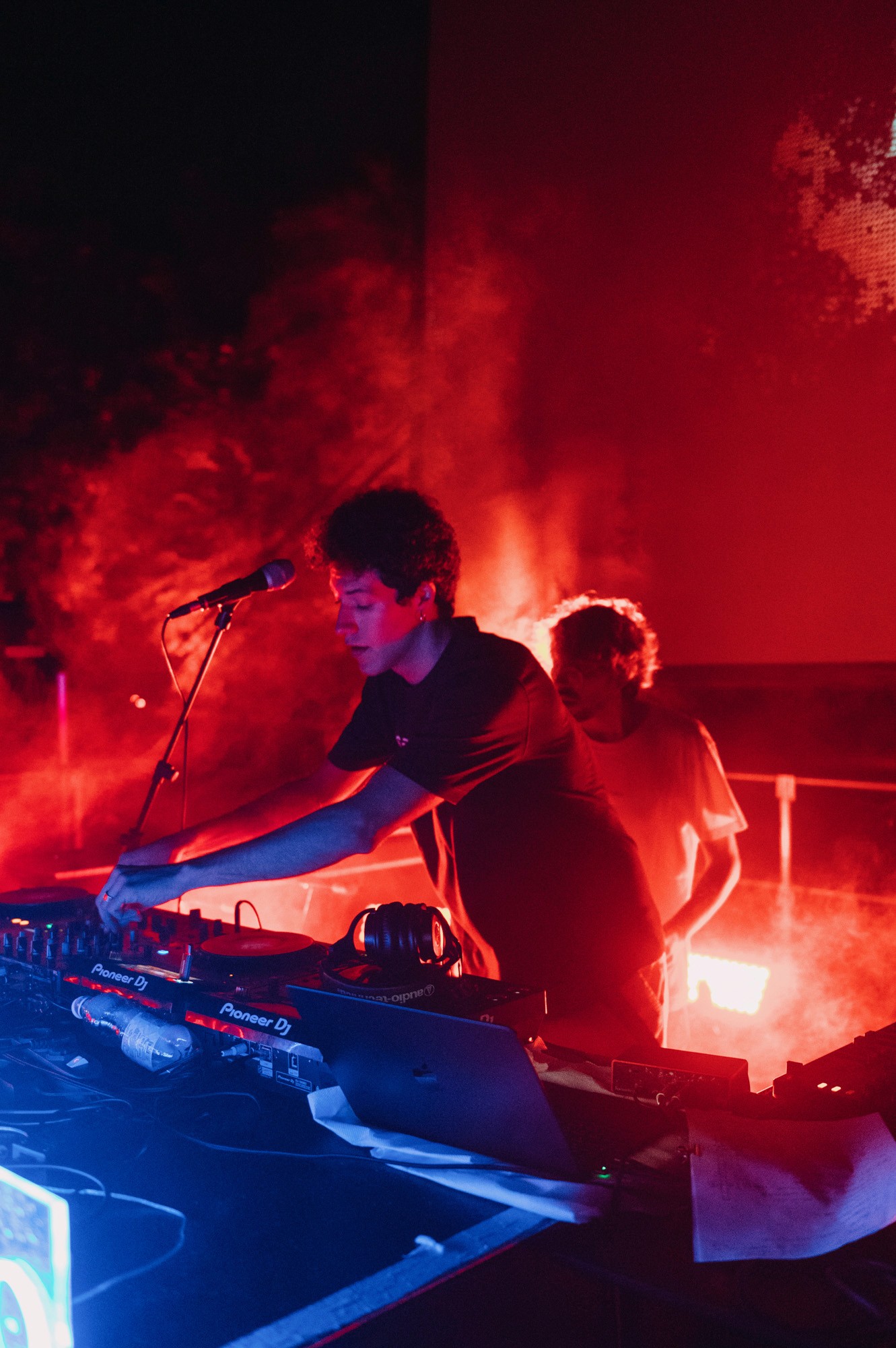 DJ Set Live di Digma Music  Digma Music porta nei nostri DJ set live Torino una miscela di sonorità elettroniche e influenze creative, creando performance dinamiche e immersive. Ogni sua esibizione negli eventi Torino firmati Sestopiano Torino è un momento di forte identità sonora e presenza scenica.  La partecipazione di Digma Music ai Sestopiano eventi lo inserisce tra gli artisti Torino più interessanti della scena contemporanea della musica elettronica Torino. Visita la sua pagina ufficiale sul sito di Sestopiano per scoprire i suoi progetti, le date future e tutte le informazioni correlate.  Non perderti gli aggiornamenti su Instagram e altri social per i prossimi Events Turin con Digma Music.