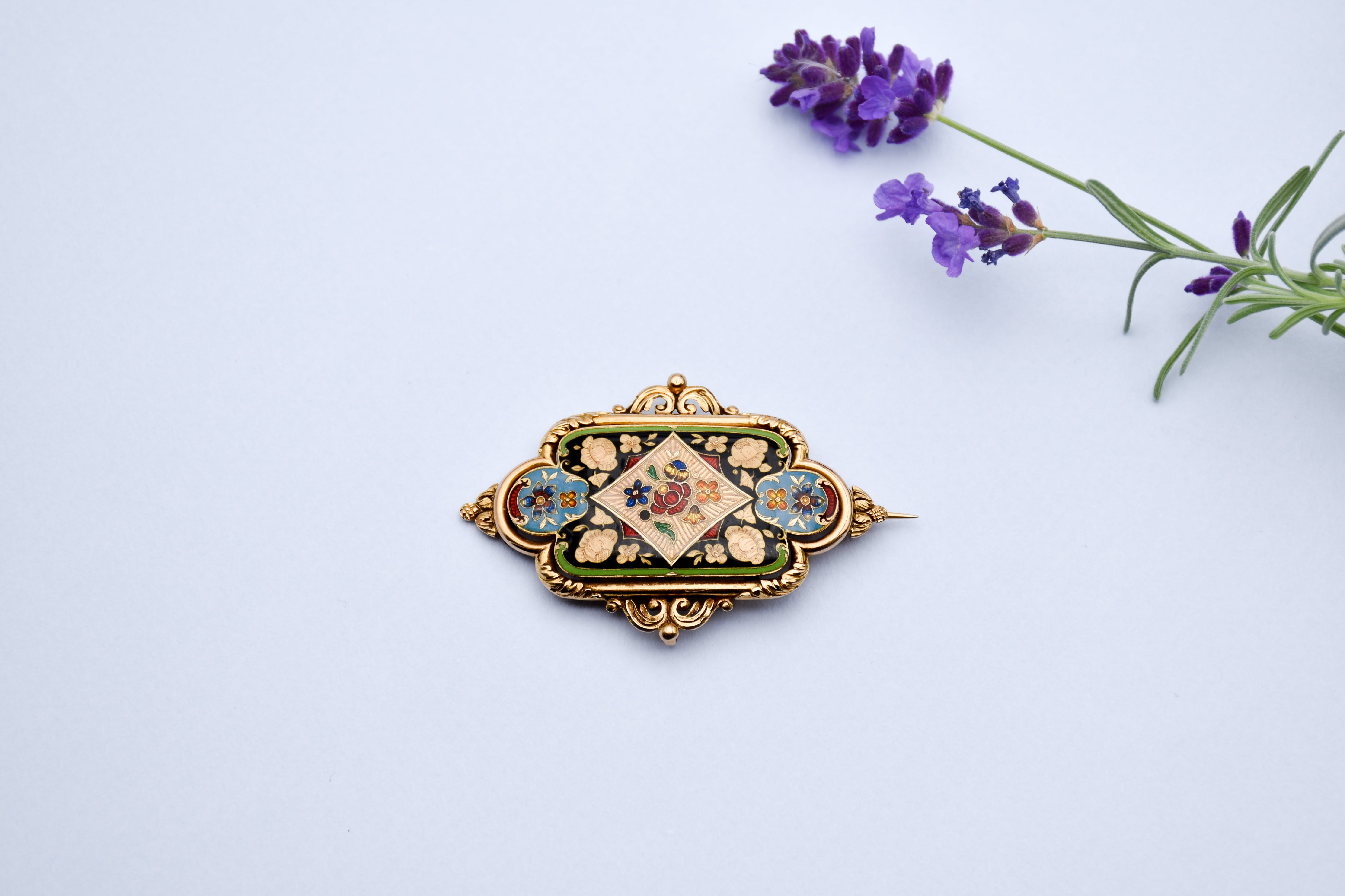 Vue d'ensemble d'une broche pendentif en émail polychrome à décor floral