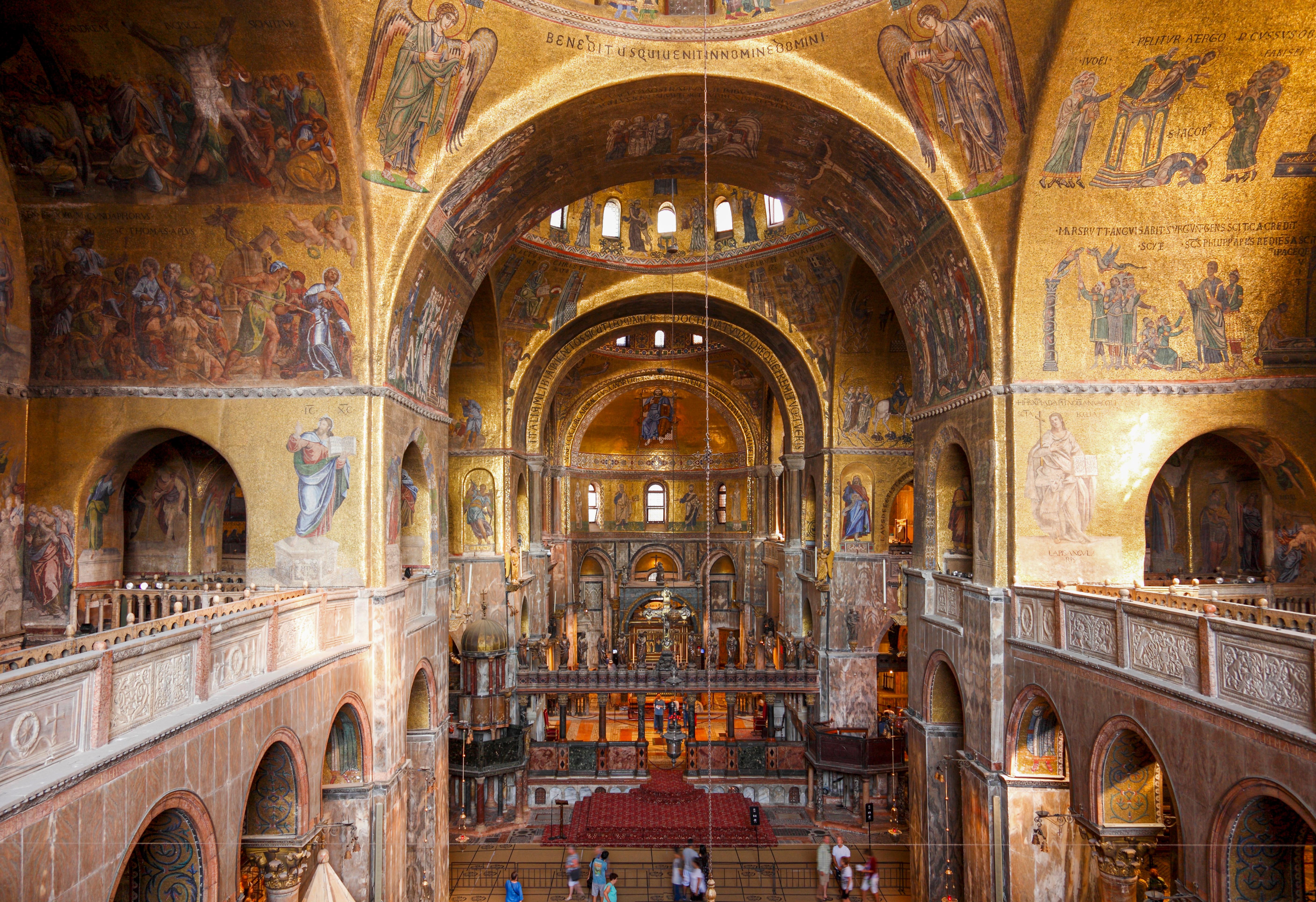 פסיפס ושיבוצים בשיש בתוך כנסיית סן מרקו, ונציה, איטליה.