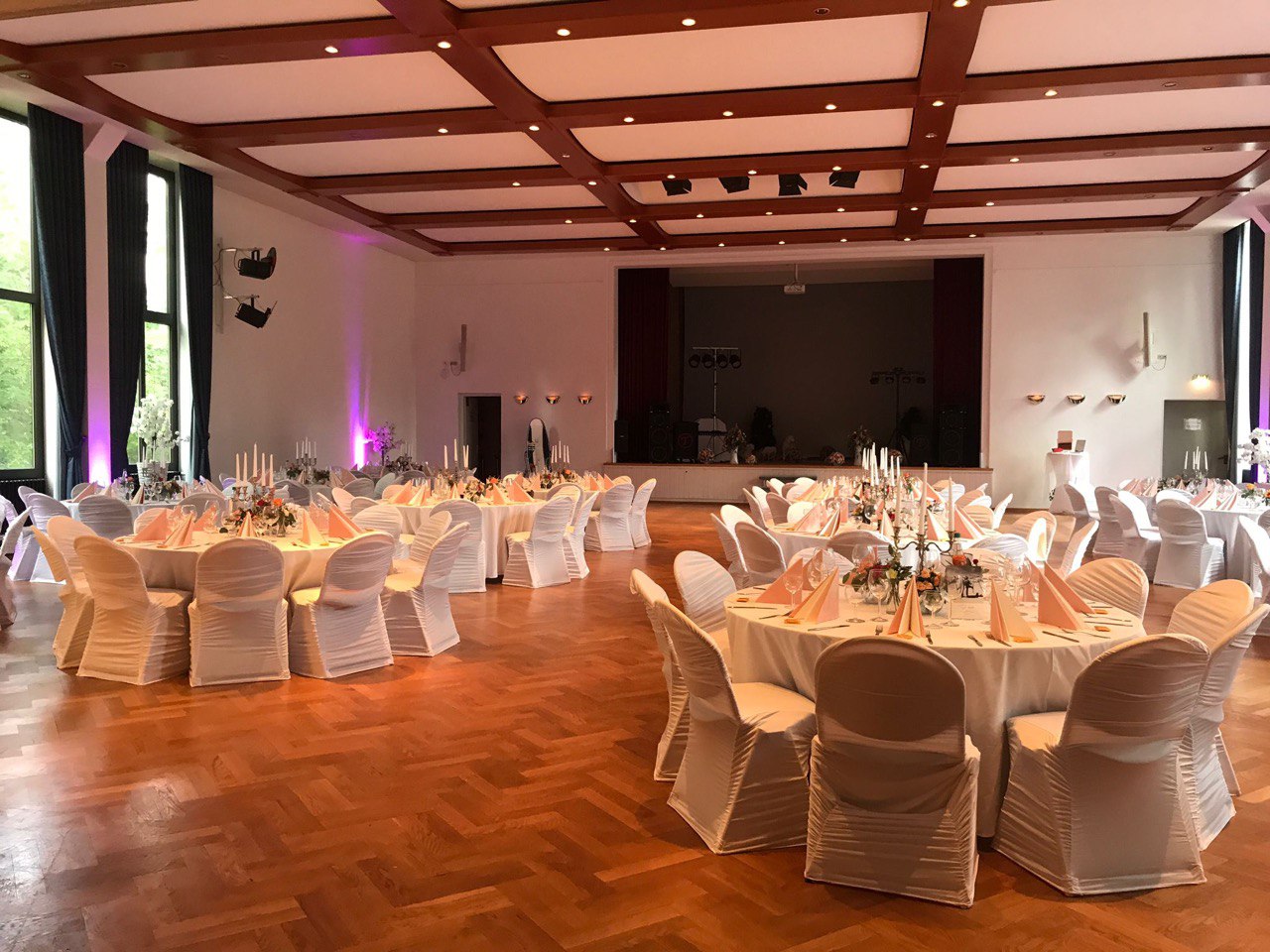 saal mit Stühlen