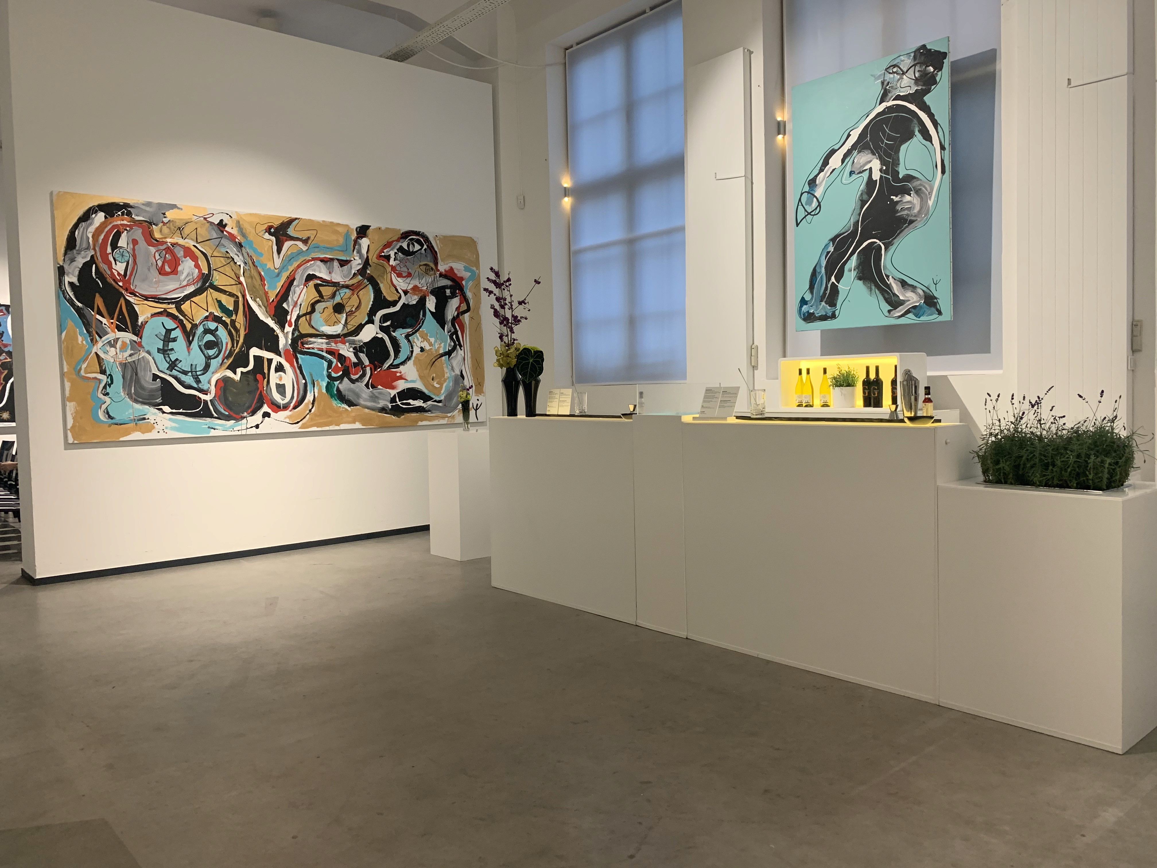 Mobile Bar in einer Kunstgalerie mit Cocktail-Setup