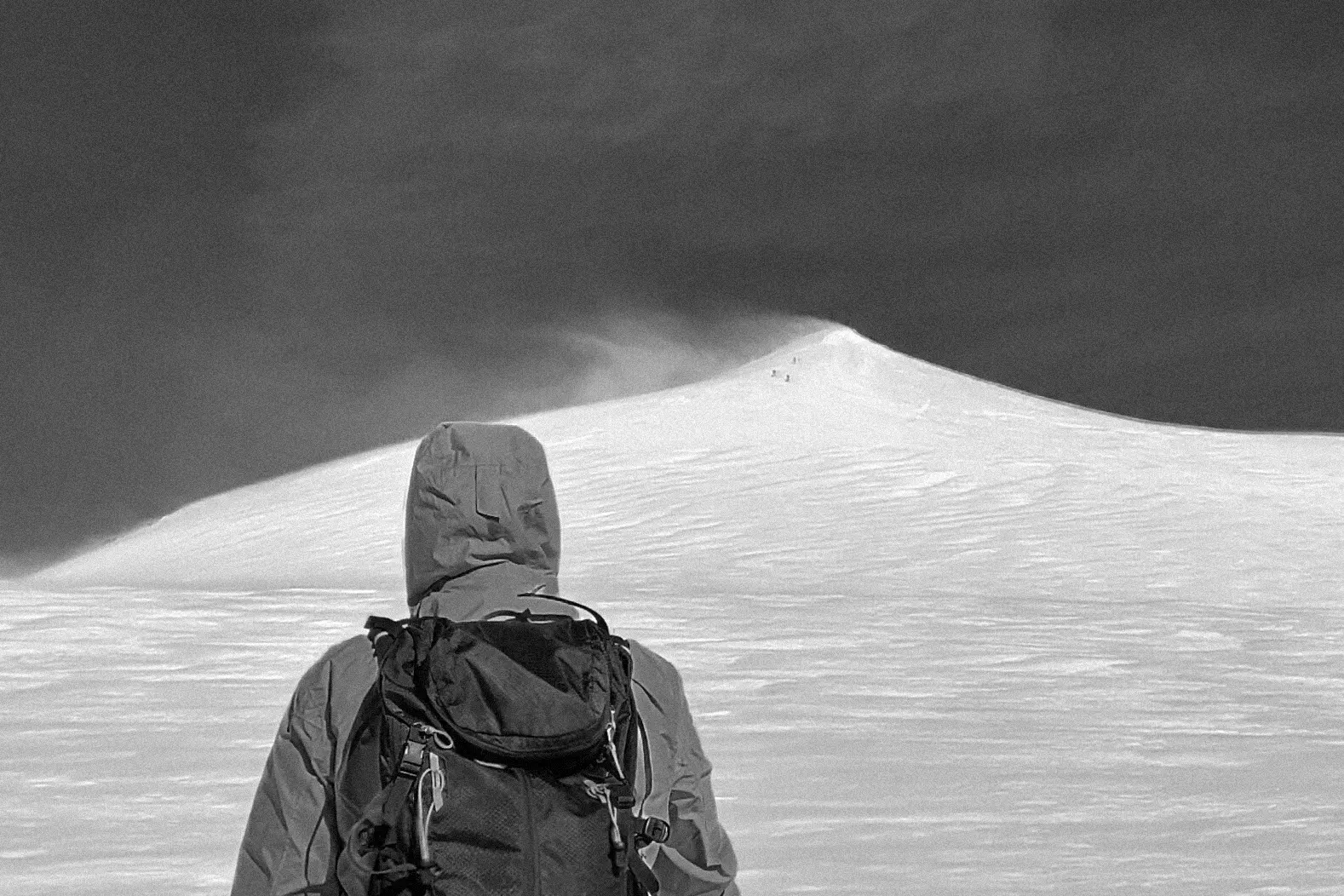 Hegymászó a Grossvenediger csúcsát figyeli a gleccseren