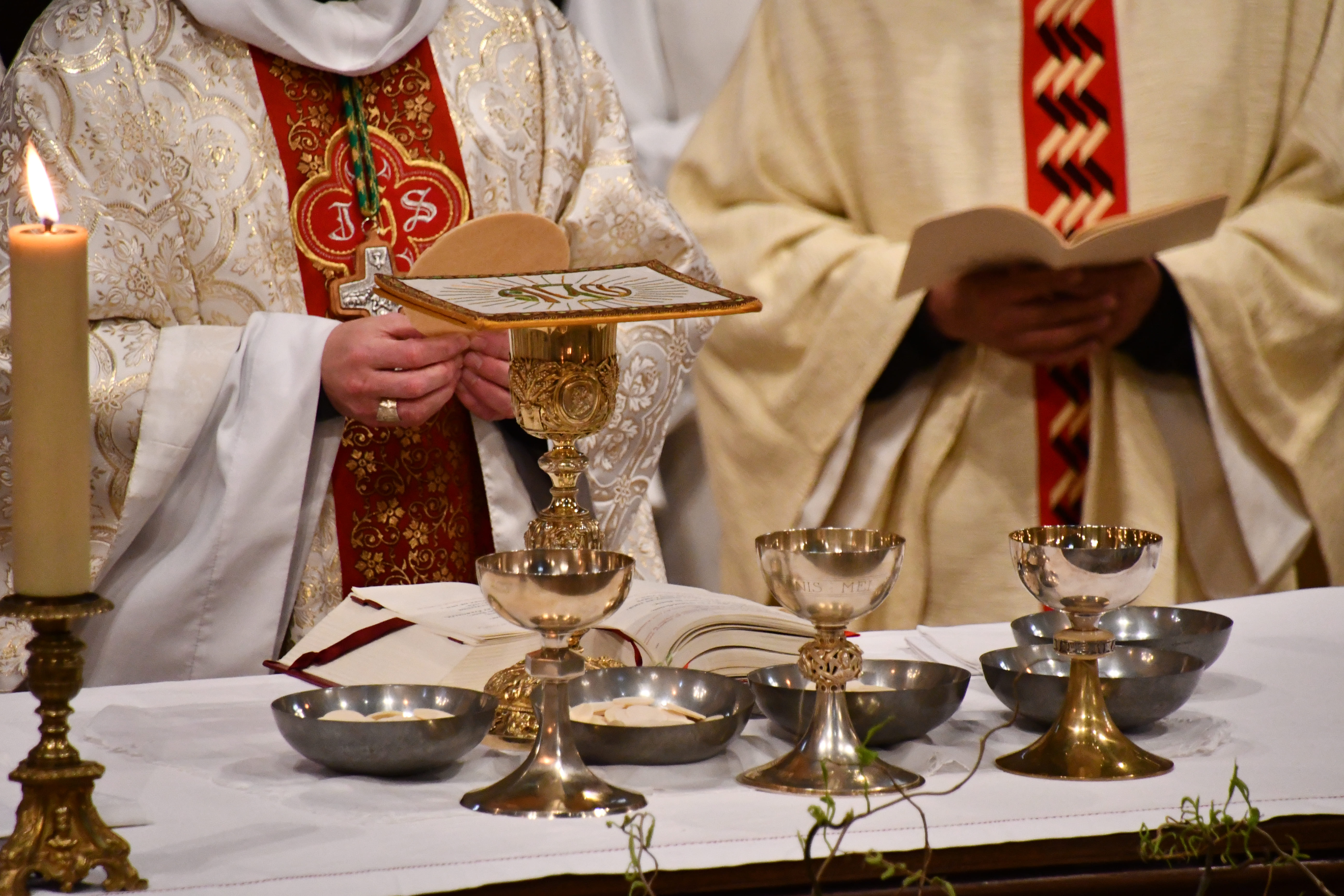L'évêque et un prêtre du diocèse de Rodez pendant l'Eucharistie