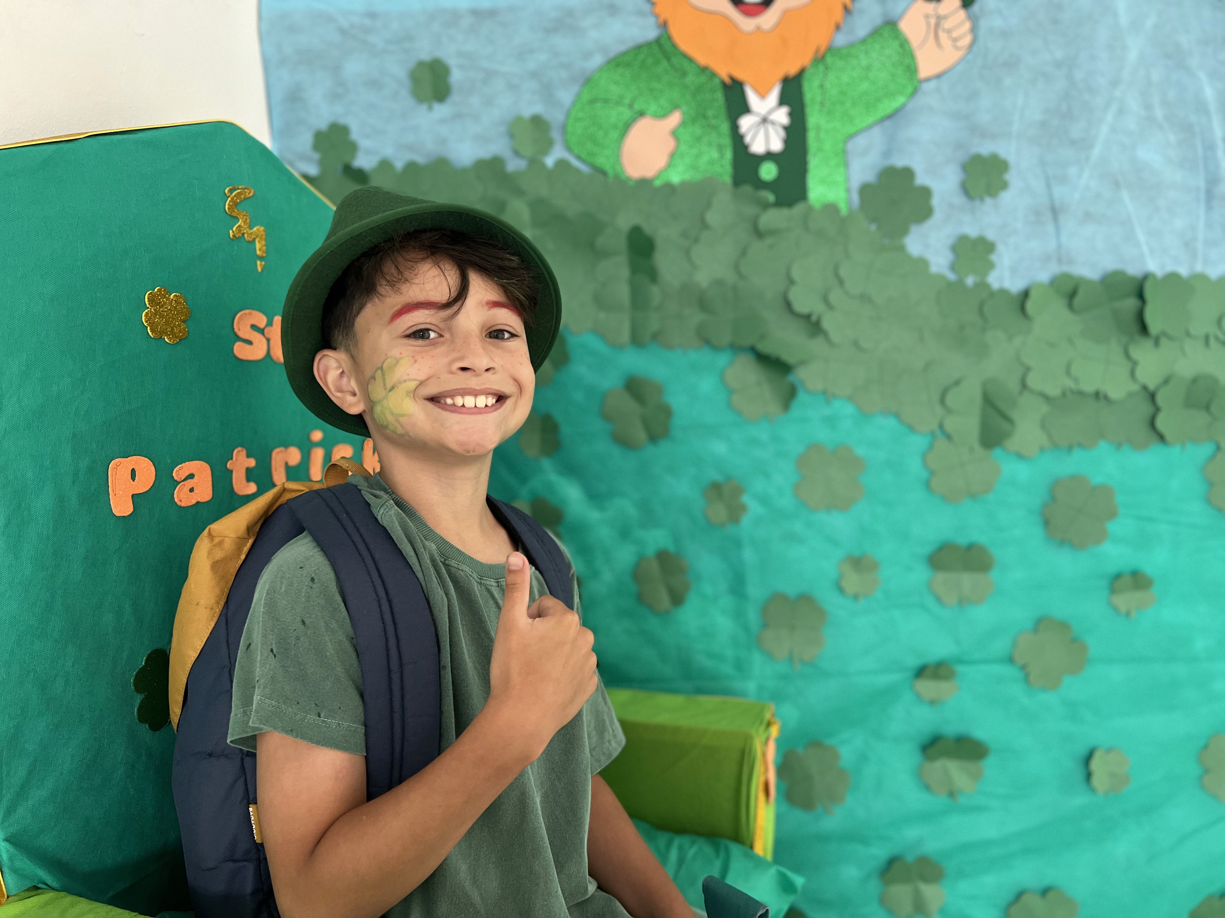 Alunos do Jardim II da Escola Santa Mônica participam de atividade do projeto Astroalfa explorando a letra A.