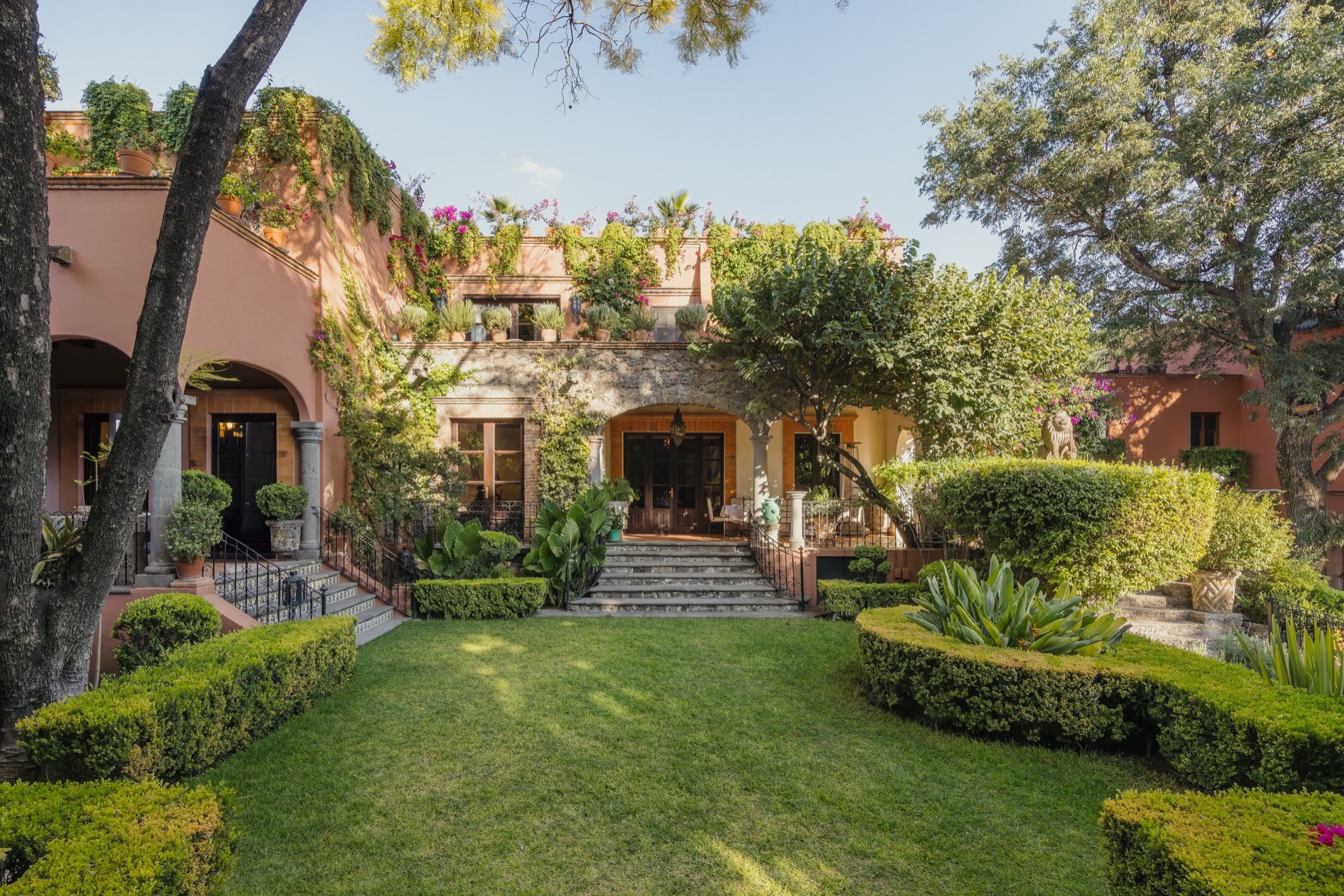 La Residencia San Miguel de Allende private courtyard with manicured gardens and colonial architecture