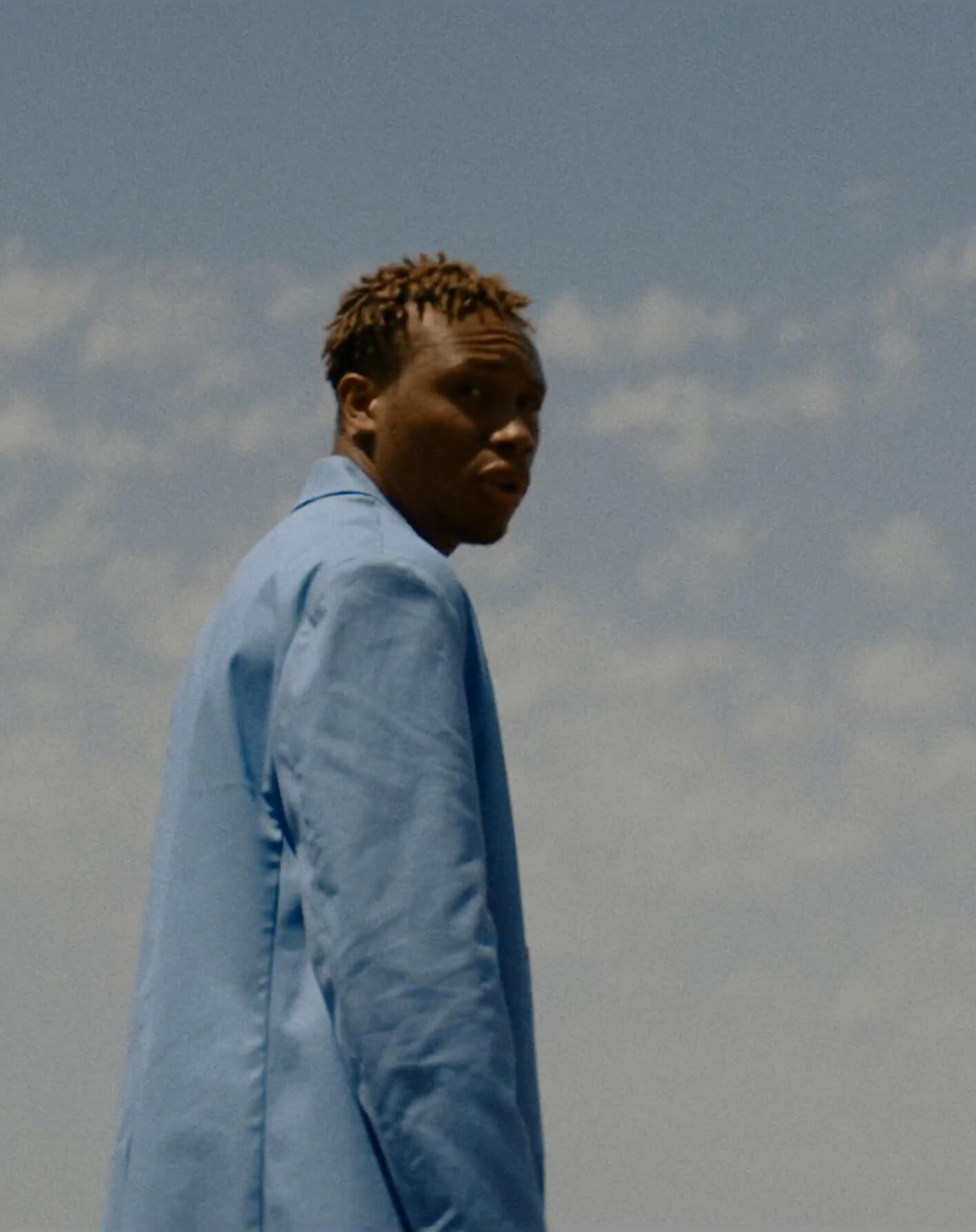 Person with light blue shirt looks to his right side