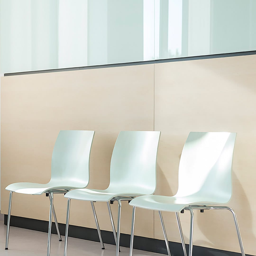 Stühle im Wartebereich