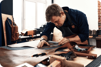 Un artisan travaillant le cuir dans un atelier