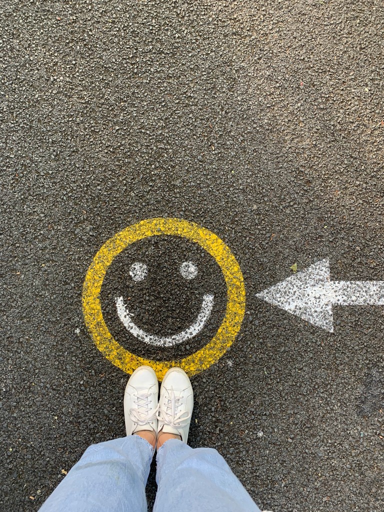 ein smiley auf einer straße 