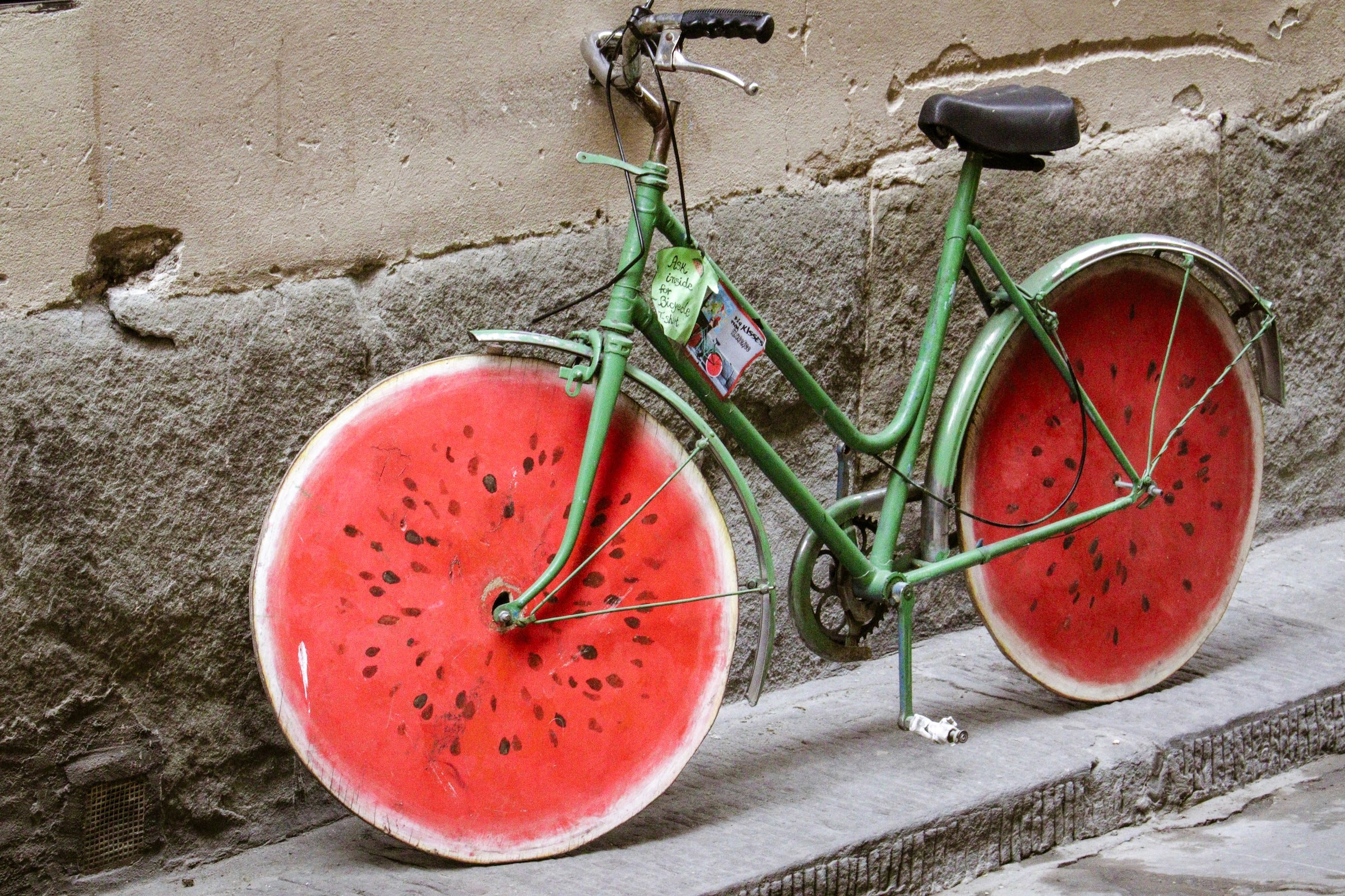 Ein kreativ hergestelltes Fahrrad mit Wassermelonen als Räder