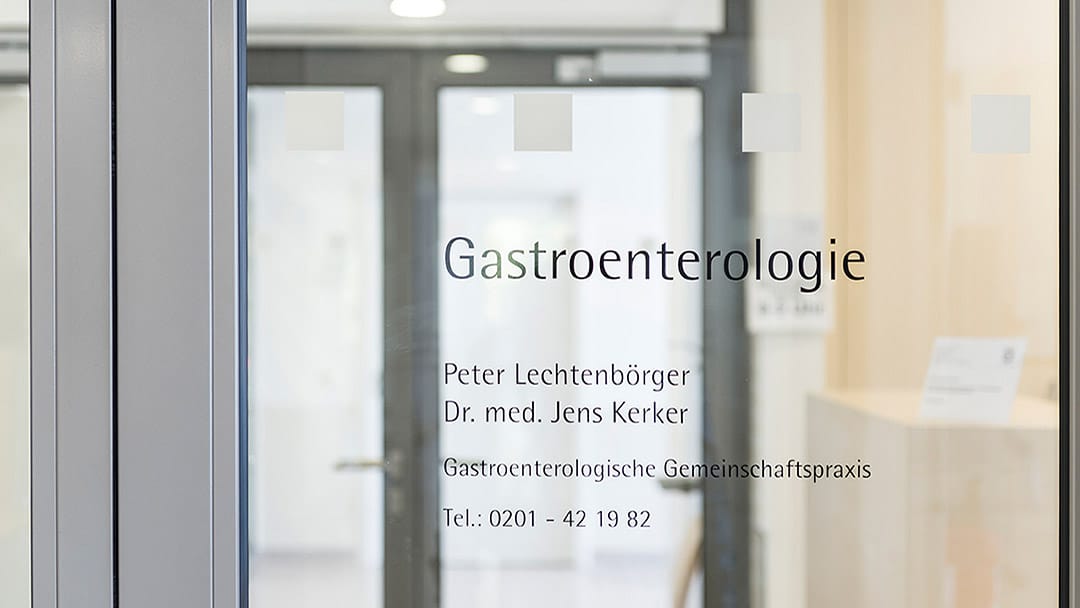 Glastür mit Beschriftung/Folierung