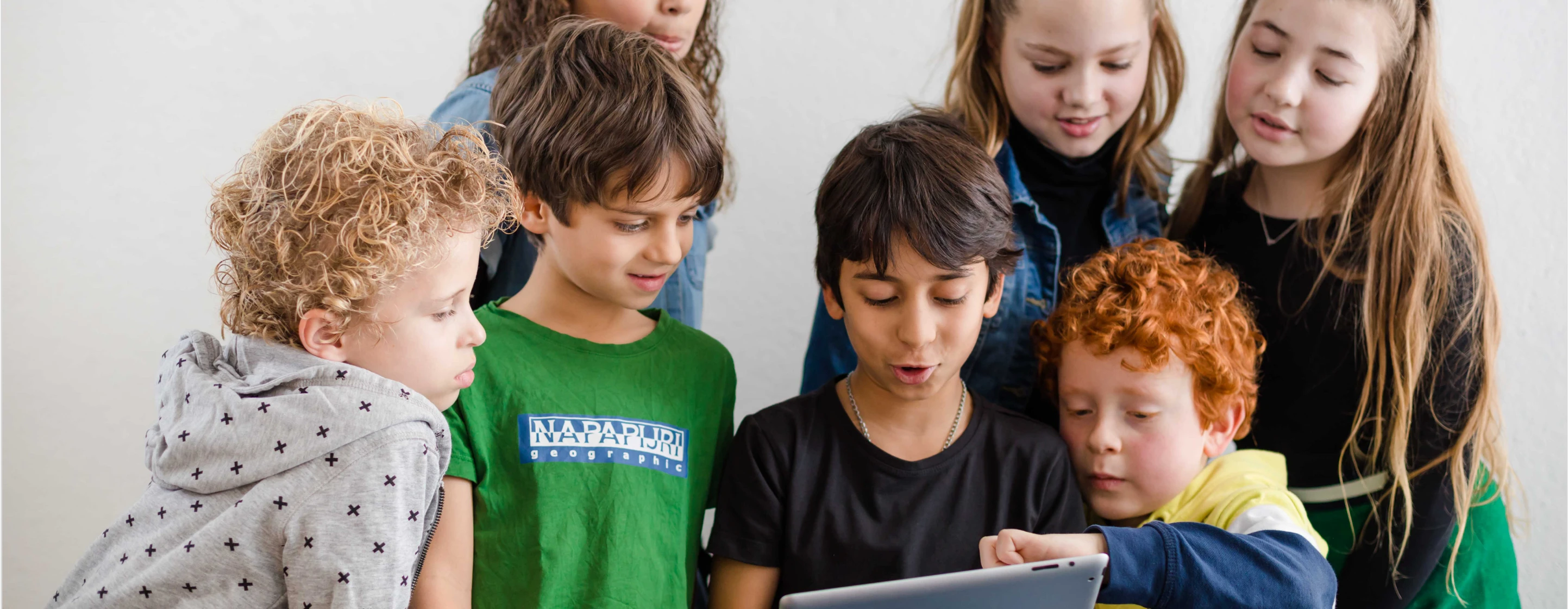 Groepje kinderen spelen een spel op een tablet