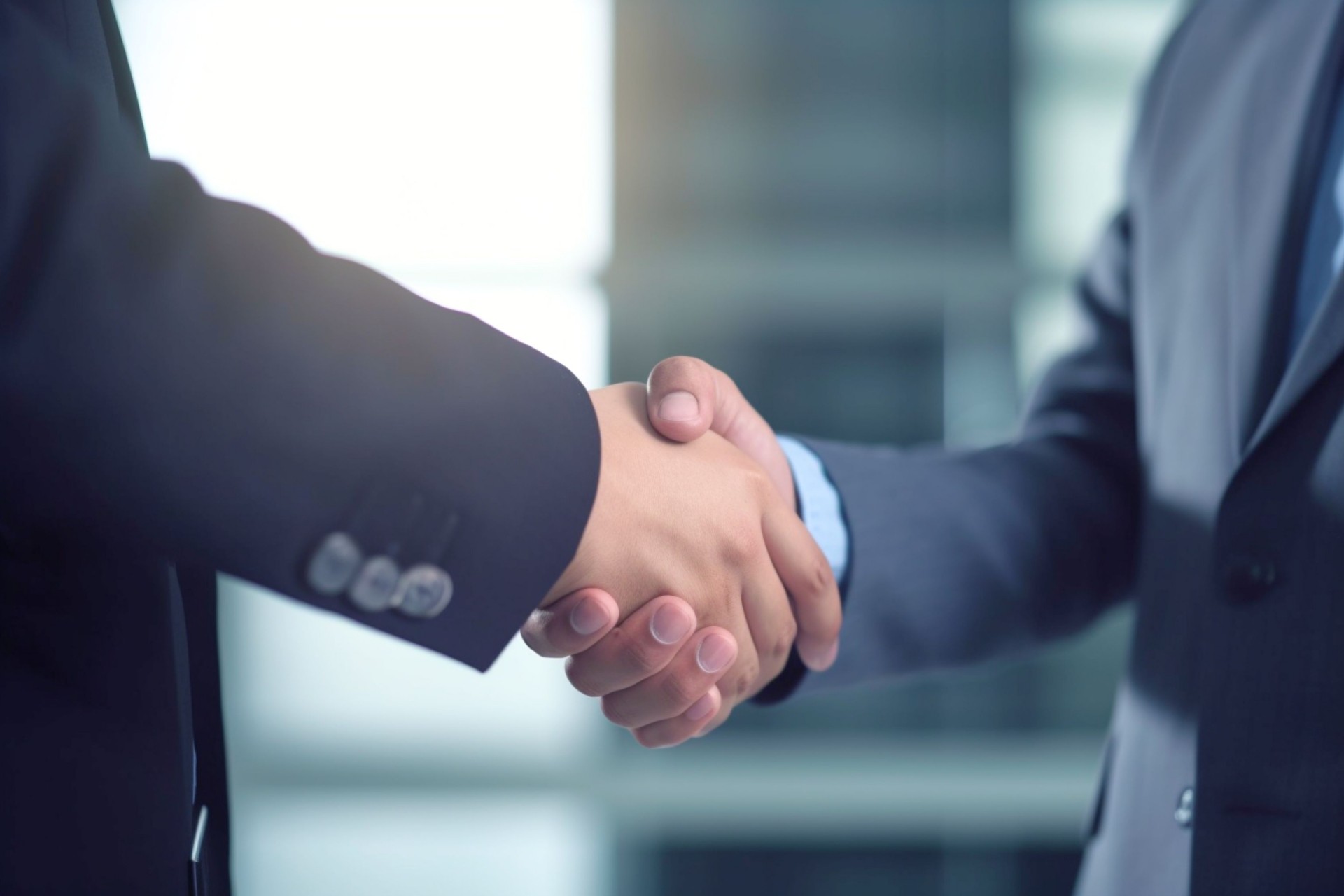 ビジネスマンが握手を交わしている