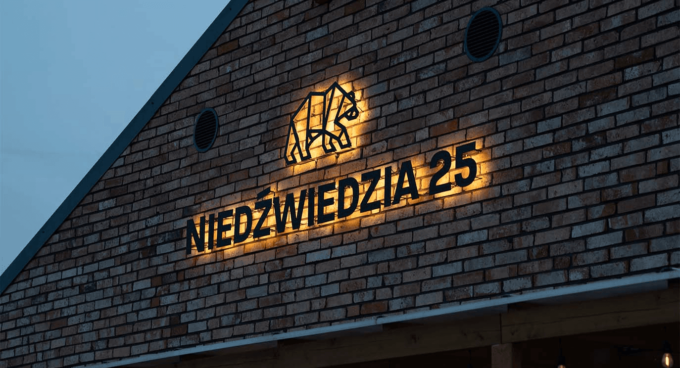 Przyjęcia weselne Wielkopolska - podświetlony szyld restauracji Niedźwiedzia 25